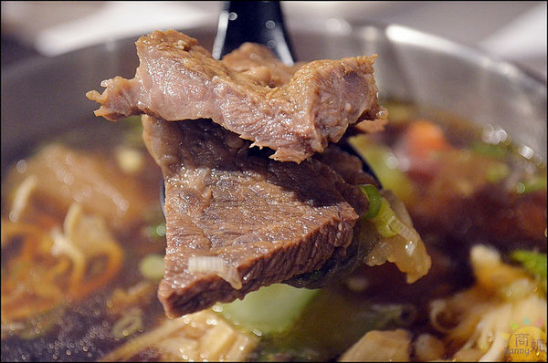 水武牛鮮切碳烤牛排館:台中西屯。水武牛炭燒牛排館/炭烤牛排專賣店。以克計價客製化現點鮮切自然牛。新開幕搶優惠