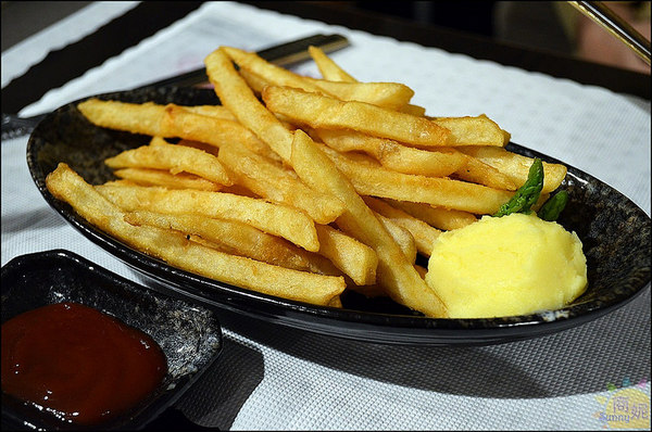 水武牛鮮切碳烤牛排館:台中西屯。水武牛炭燒牛排館/炭烤牛排專賣店。以克計價客製化現點鮮切自然牛。新開幕搶優惠