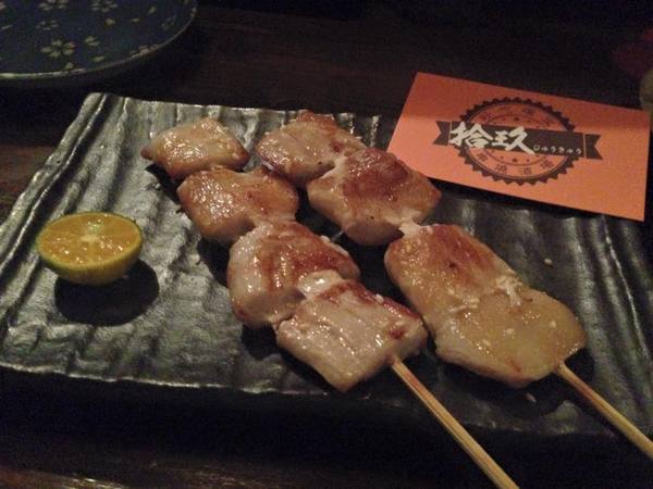 拾玖串燒酒場:(胖樺食記)台北市光復南路「拾玖串燒酒場」。海鮮串燒特色居酒屋適合放鬆小酌。