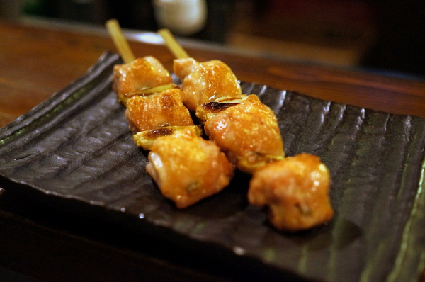 拾玖串燒酒場:(胖樺食記)台北市光復南路「拾玖串燒酒場」。海鮮串燒特色居酒屋適合放鬆小酌。