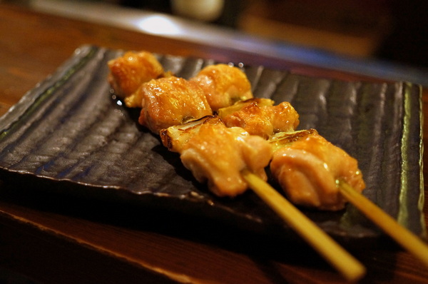 拾玖串燒酒場:(胖樺食記)台北市光復南路「拾玖串燒酒場」。海鮮串燒特色居酒屋適合放鬆小酌。