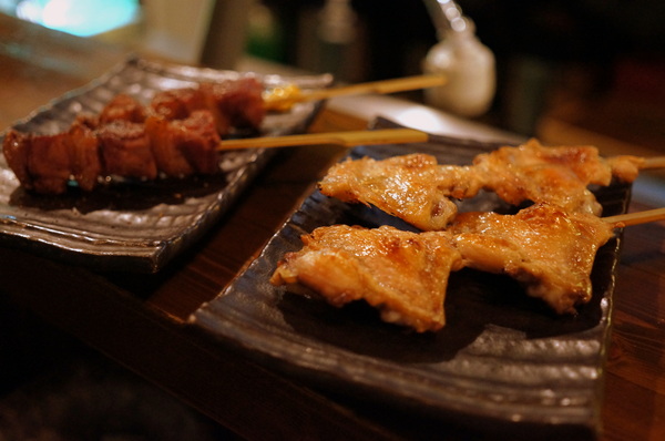 拾玖串燒酒場:(胖樺食記)台北市光復南路「拾玖串燒酒場」。海鮮串燒特色居酒屋適合放鬆小酌。