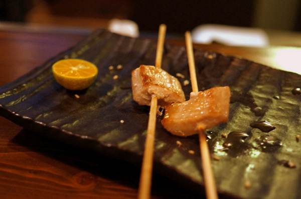 拾玖串燒酒場:(胖樺食記)台北市光復南路「拾玖串燒酒場」。海鮮串燒特色居酒屋適合放鬆小酌。