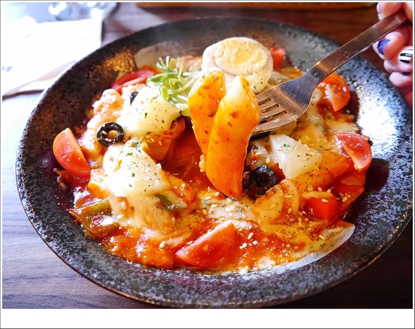 2J CAFE：【大安區】2J CAFE－兩位韓國歐巴開的店！城市中舒適隱密的小角落，咖啡廳與韓式料理的混搭風好棒，甜點有驚人的發現！(有WIFI、免服務費)