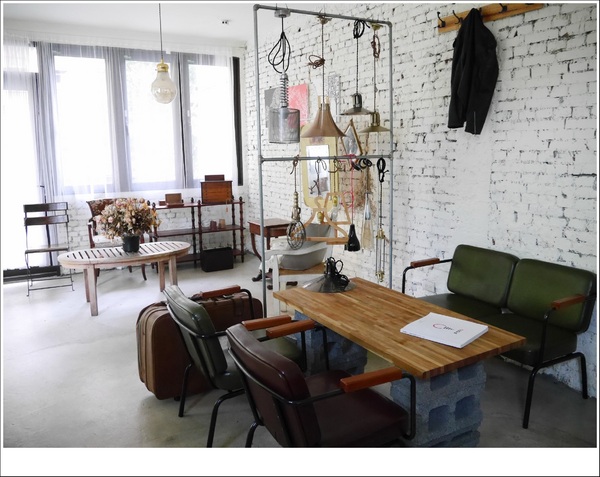 2J CAFE：【大安區】2J CAFE－兩位韓國歐巴開的店！城市中舒適隱密的小角落，咖啡廳與韓式料理的混搭風好棒，甜點有驚人的發現！(有WIFI、免服務費)