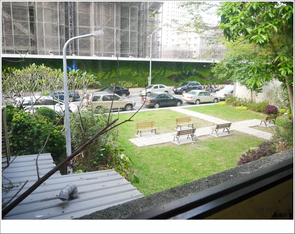 2J CAFE：【大安區】2J CAFE－兩位韓國歐巴開的店！城市中舒適隱密的小角落，咖啡廳與韓式料理的混搭風好棒，甜點有驚人的發現！(有WIFI、免服務費)