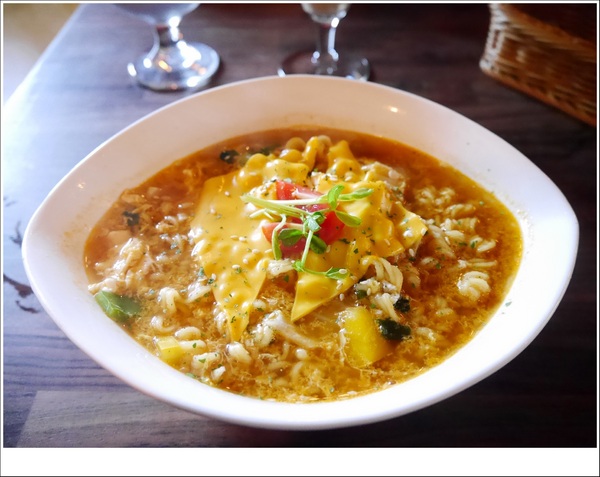 2J CAFE：【大安區】2J CAFE－兩位韓國歐巴開的店！城市中舒適隱密的小角落，咖啡廳與韓式料理的混搭風好棒，甜點有驚人的發現！(有WIFI、免服務費)