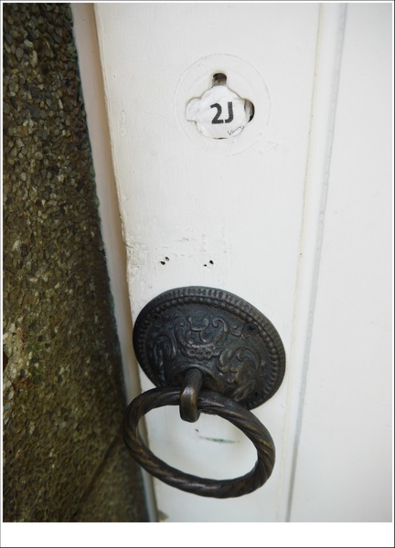 2J CAFE：【大安區】2J CAFE－兩位韓國歐巴開的店！城市中舒適隱密的小角落，咖啡廳與韓式料理的混搭風好棒，甜點有驚人的發現！(有WIFI、免服務費)