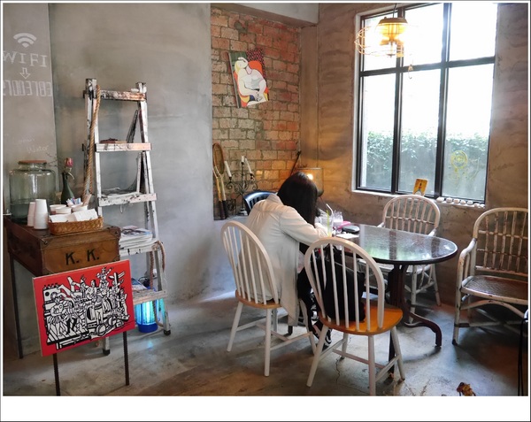 2J CAFE：【大安區】2J CAFE－兩位韓國歐巴開的店！城市中舒適隱密的小角落，咖啡廳與韓式料理的混搭風好棒，甜點有驚人的發現！(有WIFI、免服務費)