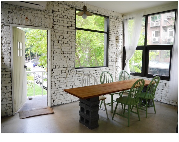 2J CAFE：【大安區】2J CAFE－兩位韓國歐巴開的店！城市中舒適隱密的小角落，咖啡廳與韓式料理的混搭風好棒，甜點有驚人的發現！(有WIFI、免服務費)