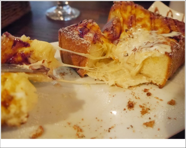 2J CAFE：【大安區】2J CAFE－兩位韓國歐巴開的店！城市中舒適隱密的小角落，咖啡廳與韓式料理的混搭風好棒，甜點有驚人的發現！(有WIFI、免服務費)