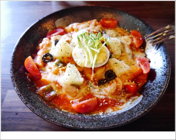 2J CAFE：【大安區】2J CAFE－兩位韓國歐巴開的店！城市中舒適隱密的小角落，咖啡廳與韓式料理的混搭風好棒，甜點有驚人的發現！(有WIFI、免服務費)