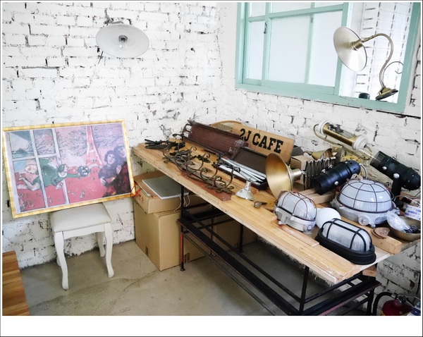 2J CAFE：【大安區】2J CAFE－兩位韓國歐巴開的店！城市中舒適隱密的小角落，咖啡廳與韓式料理的混搭風好棒，甜點有驚人的發現！(有WIFI、免服務費)