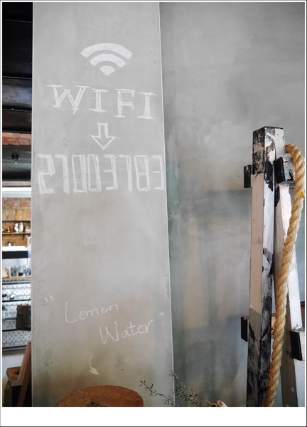 2J CAFE：【大安區】2J CAFE－兩位韓國歐巴開的店！城市中舒適隱密的小角落，咖啡廳與韓式料理的混搭風好棒，甜點有驚人的發現！(有WIFI、免服務費)