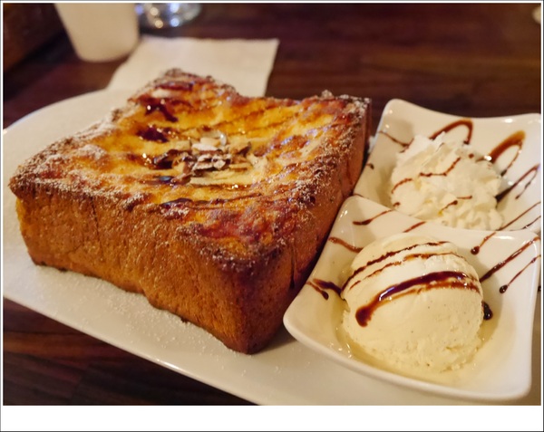 2J CAFE：【大安區】2J CAFE－兩位韓國歐巴開的店！城市中舒適隱密的小角落，咖啡廳與韓式料理的混搭風好棒，甜點有驚人的發現！(有WIFI、免服務費)