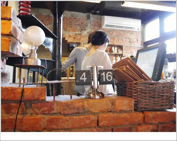 2J CAFE：【大安區】2J CAFE－兩位韓國歐巴開的店！城市中舒適隱密的小角落，咖啡廳與韓式料理的混搭風好棒，甜點有驚人的發現！(有WIFI、免服務費)