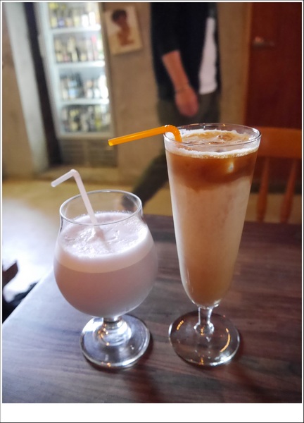 2J CAFE：【大安區】2J CAFE－兩位韓國歐巴開的店！城市中舒適隱密的小角落，咖啡廳與韓式料理的混搭風好棒，甜點有驚人的發現！(有WIFI、免服務費)