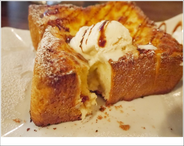 2J CAFE：【大安區】2J CAFE－兩位韓國歐巴開的店！城市中舒適隱密的小角落，咖啡廳與韓式料理的混搭風好棒，甜點有驚人的發現！(有WIFI、免服務費)