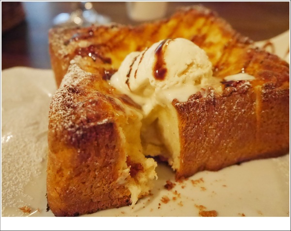 2J CAFE：【大安區】2J CAFE－兩位韓國歐巴開的店！城市中舒適隱密的小角落，咖啡廳與韓式料理的混搭風好棒，甜點有驚人的發現！(有WIFI、免服務費)