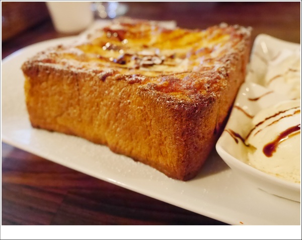 2J CAFE：【大安區】2J CAFE－兩位韓國歐巴開的店！城市中舒適隱密的小角落，咖啡廳與韓式料理的混搭風好棒，甜點有驚人的發現！(有WIFI、免服務費)