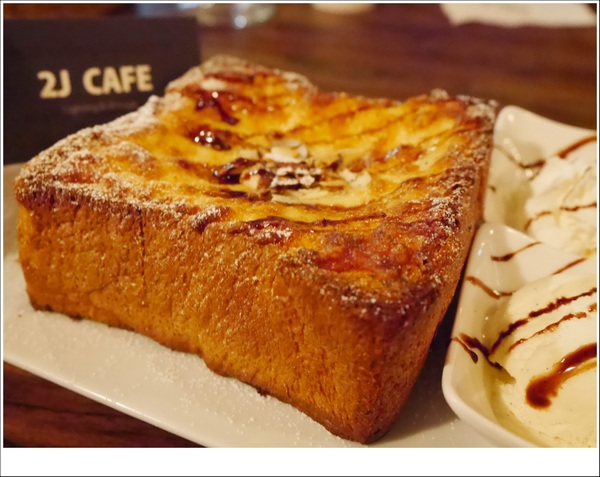 2J CAFE：【大安區】2J CAFE－兩位韓國歐巴開的店！城市中舒適隱密的小角落，咖啡廳與韓式料理的混搭風好棒，甜點有驚人的發現！(有WIFI、免服務費)