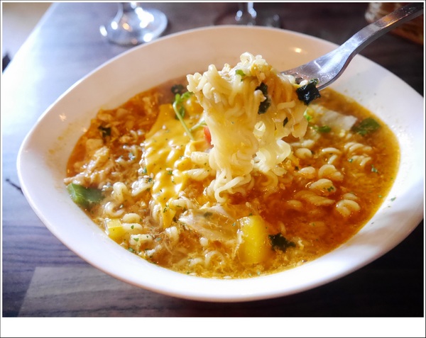 2J CAFE：【大安區】2J CAFE－兩位韓國歐巴開的店！城市中舒適隱密的小角落，咖啡廳與韓式料理的混搭風好棒，甜點有驚人的發現！(有WIFI、免服務費)