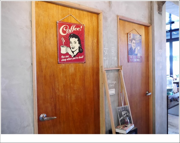 2J CAFE：【大安區】2J CAFE－兩位韓國歐巴開的店！城市中舒適隱密的小角落，咖啡廳與韓式料理的混搭風好棒，甜點有驚人的發現！(有WIFI、免服務費)