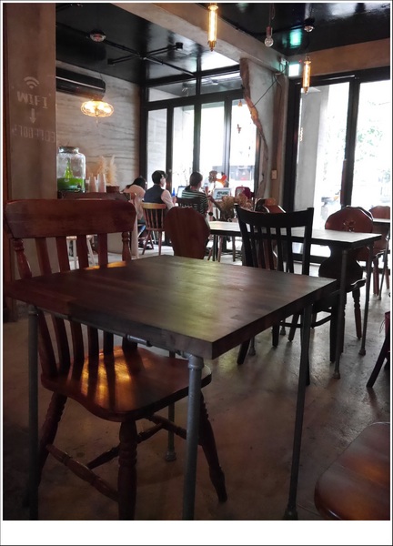 2J CAFE：【大安區】2J CAFE－兩位韓國歐巴開的店！城市中舒適隱密的小角落，咖啡廳與韓式料理的混搭風好棒，甜點有驚人的發現！(有WIFI、免服務費)