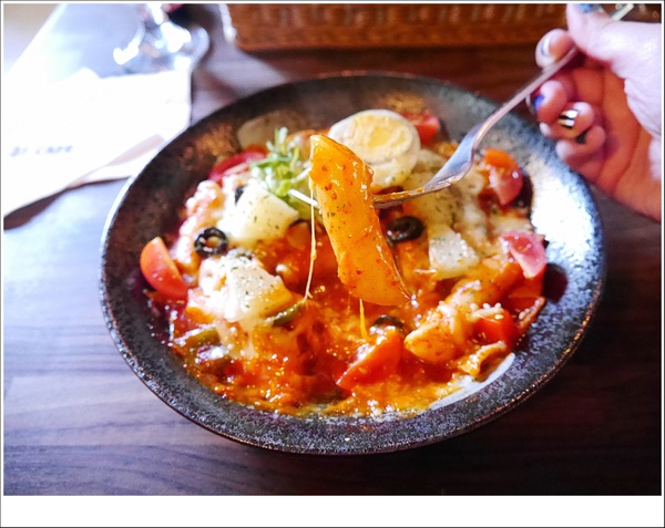 2J CAFE：【大安區】2J CAFE－兩位韓國歐巴開的店！城市中舒適隱密的小角落，咖啡廳與韓式料理的混搭風好棒，甜點有驚人的發現！(有WIFI、免服務費)