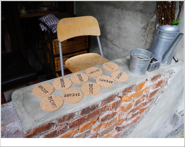 2J CAFE：【大安區】2J CAFE－兩位韓國歐巴開的店！城市中舒適隱密的小角落，咖啡廳與韓式料理的混搭風好棒，甜點有驚人的發現！(有WIFI、免服務費)