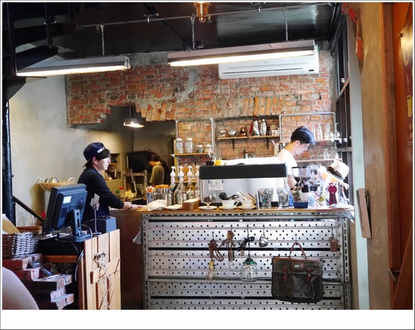 2J CAFE：【大安區】2J CAFE－兩位韓國歐巴開的店！城市中舒適隱密的小角落，咖啡廳與韓式料理的混搭風好棒，甜點有驚人的發現！(有WIFI、免服務費)