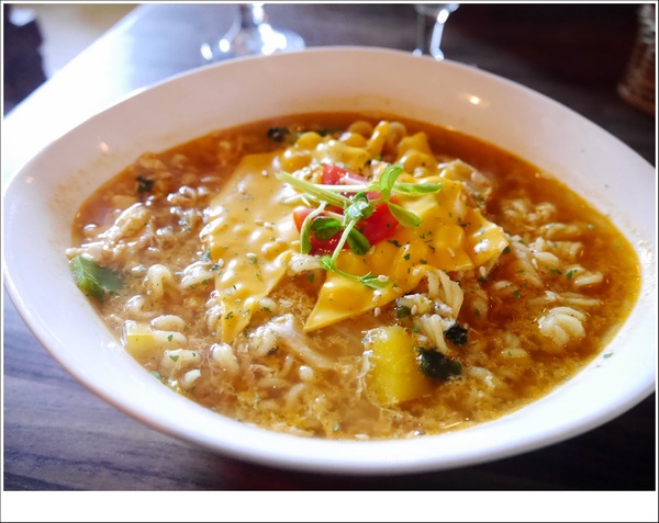 2J CAFE：【大安區】2J CAFE－兩位韓國歐巴開的店！城市中舒適隱密的小角落，咖啡廳與韓式料理的混搭風好棒，甜點有驚人的發現！(有WIFI、免服務費)