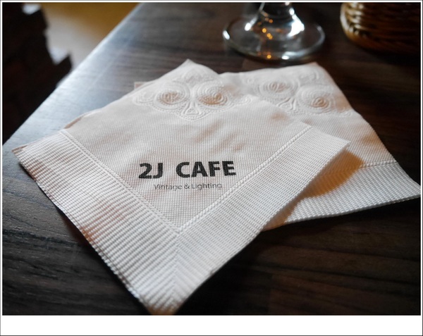 2J CAFE：【大安區】2J CAFE－兩位韓國歐巴開的店！城市中舒適隱密的小角落，咖啡廳與韓式料理的混搭風好棒，甜點有驚人的發現！(有WIFI、免服務費)