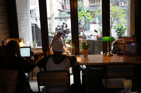 2J CAFE：(胖樺食記)台北市捷運大安森林公園站韓系咖啡廳2J Café。好咖啡伴隨一整天的寧靜愜意。