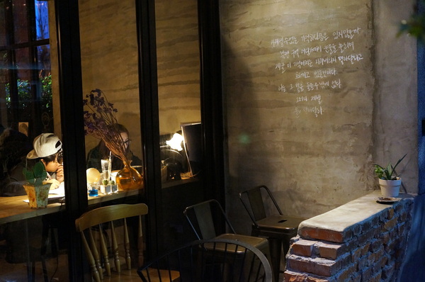 2J CAFE：(胖樺食記)台北市捷運大安森林公園站韓系咖啡廳2J Café。好咖啡伴隨一整天的寧靜愜意。