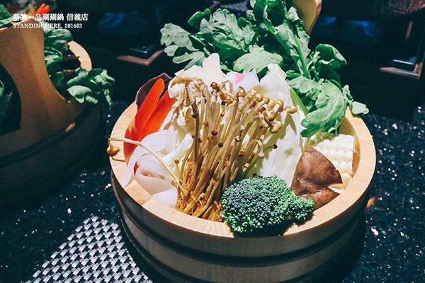 鼎膾一品涮涮鍋：台北_ 鼎膾一品涮涮鍋信義店 純種和牛嫩肩鍋, 超值必吃!