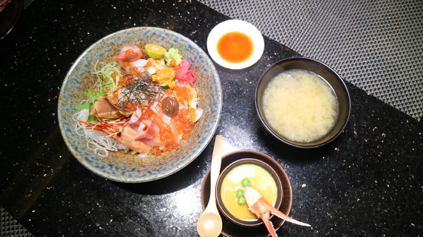 鼎膾一品涮涮鍋:【台北美食】超級無敵海景生魚丼@捷運信義安和站