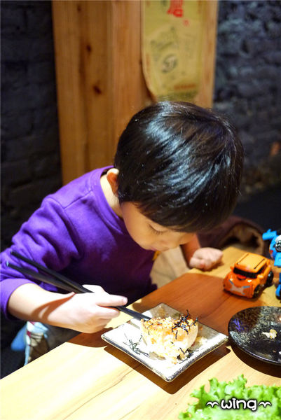 顛 居酒屋(長安店)：［台北中山］氣氛很high的【顛 居酒屋(長安店)】。明太子爆漿雞翅.棒棒糖/炸雞/烤香魚/炒烏龍麵體驗(松江南京站。長安東路美食)