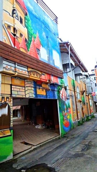 台南東區綠園巷：【台南景點】86綠園巷彩繪~每個人心中都有個夢想樂園