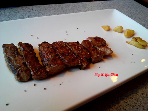 福豆屋(德安店)：【臺南Ω東區】福豆屋（德安店）。高ＣＰ值的壽喜燒與多種鐵板燒一次吃到飽，還能盡情享用哈根達斯和明治冰品