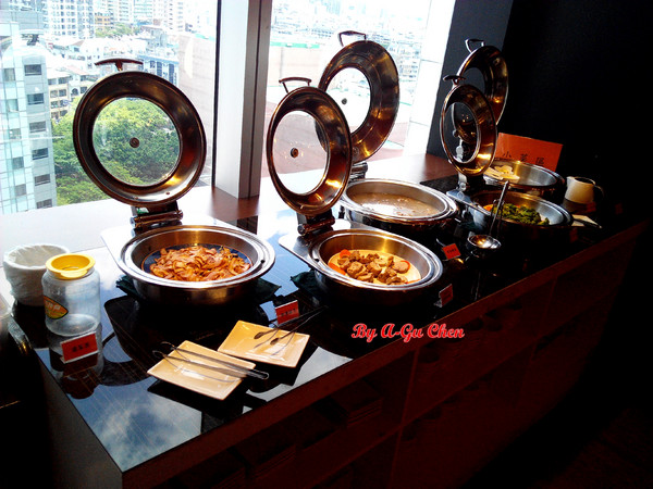 福豆屋(德安店)：【臺南Ω東區】福豆屋（德安店）。高ＣＰ值的壽喜燒與多種鐵板燒一次吃到飽，還能盡情享用哈根達斯和明治冰品