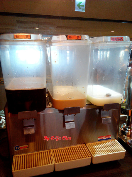 福豆屋(德安店)：【臺南Ω東區】福豆屋（德安店）。高ＣＰ值的壽喜燒與多種鐵板燒一次吃到飽，還能盡情享用哈根達斯和明治冰品