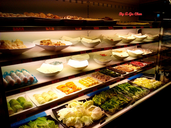 福豆屋(德安店)：【臺南Ω東區】福豆屋（德安店）。高ＣＰ值的壽喜燒與多種鐵板燒一次吃到飽，還能盡情享用哈根達斯和明治冰品