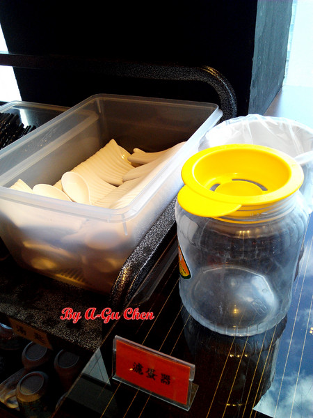 福豆屋(德安店)：【臺南Ω東區】福豆屋（德安店）。高ＣＰ值的壽喜燒與多種鐵板燒一次吃到飽，還能盡情享用哈根達斯和明治冰品