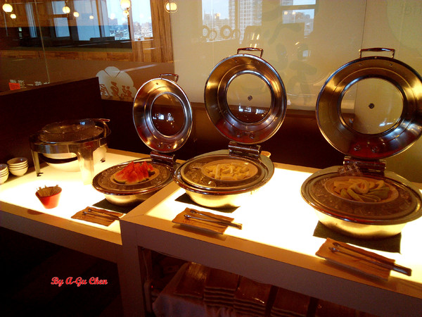 福豆屋(德安店)：【臺南Ω東區】福豆屋（德安店）。高ＣＰ值的壽喜燒與多種鐵板燒一次吃到飽，還能盡情享用哈根達斯和明治冰品