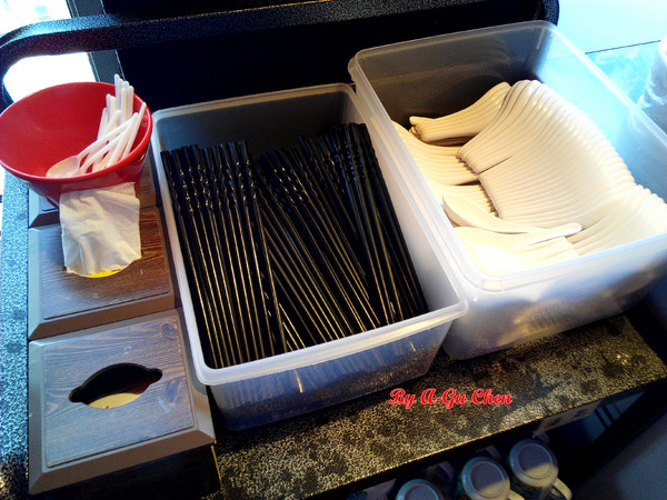 福豆屋(德安店)：【臺南Ω東區】福豆屋（德安店）。高ＣＰ值的壽喜燒與多種鐵板燒一次吃到飽，還能盡情享用哈根達斯和明治冰品