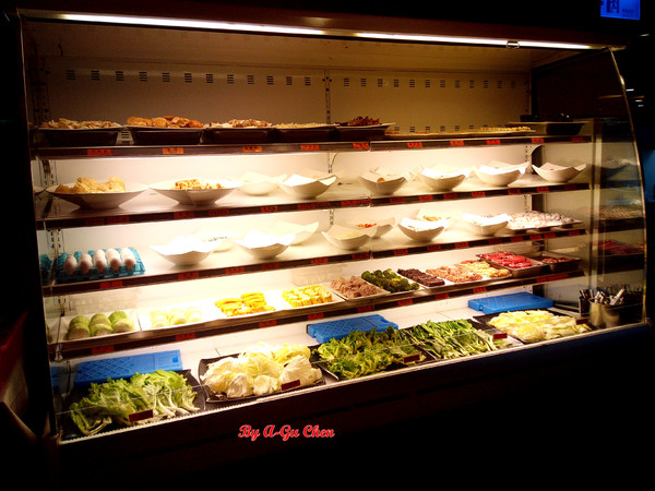 福豆屋(德安店)：【臺南Ω東區】福豆屋（德安店）。高ＣＰ值的壽喜燒與多種鐵板燒一次吃到飽，還能盡情享用哈根達斯和明治冰品