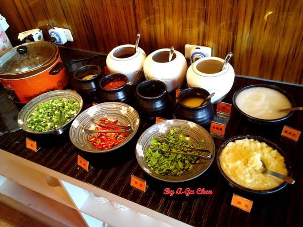 福豆屋(德安店)：【臺南Ω東區】福豆屋（德安店）。高ＣＰ值的壽喜燒與多種鐵板燒一次吃到飽，還能盡情享用哈根達斯和明治冰品