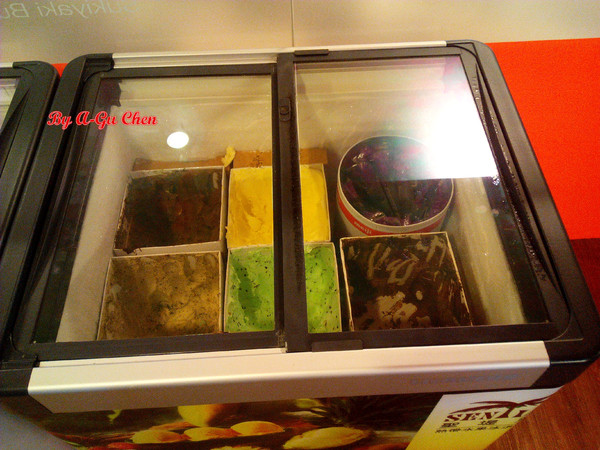 福豆屋(德安店)：【臺南Ω東區】福豆屋（德安店）。高ＣＰ值的壽喜燒與多種鐵板燒一次吃到飽，還能盡情享用哈根達斯和明治冰品