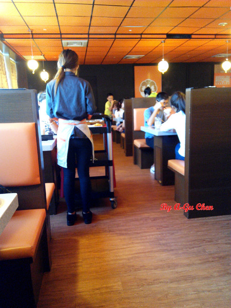 福豆屋(德安店)：【臺南Ω東區】福豆屋（德安店）。高ＣＰ值的壽喜燒與多種鐵板燒一次吃到飽，還能盡情享用哈根達斯和明治冰品